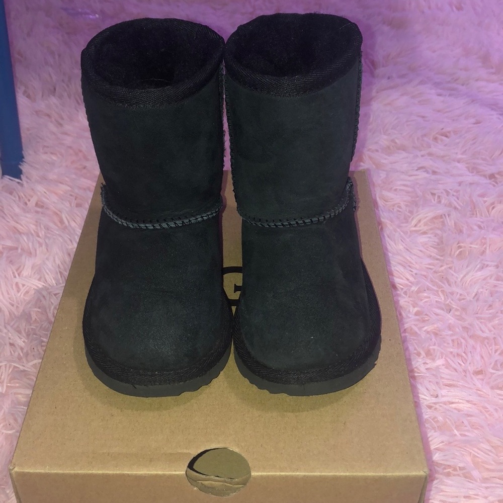 Black classic Uggs size 7